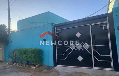 Imagem: A casa possui 2 Dormitórios, 1 Banheiro, 2 Vagas na garagem