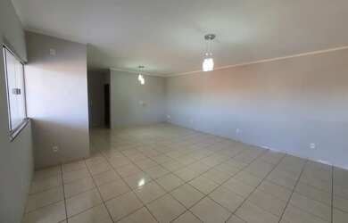 Imagem: O apartamento possui 3 Dormitórios, 1 Banheiro, 5 Vagas na