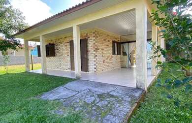 Imagem: A casa possui 3 Dormitórios, 1 Banheiro, 1 Vaga na garagem