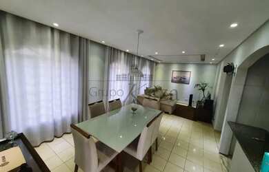 Imagem: A casa possui 3 Dormitórios, 2 Banheiros, 3 Vagas na garagem