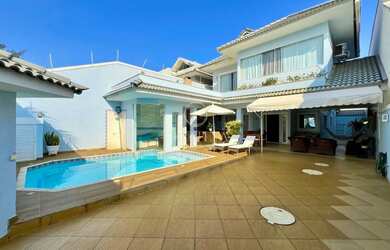 Imagem: A casa em condomínio possui 5 Dormitórios, 5 Banheiros, 2