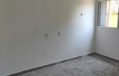 Imagem: A casa possui 1 Dormitório, 1 Banheiro, 1 Vaga na garagem