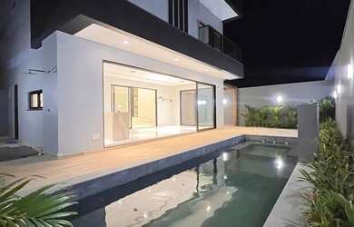 Imagem: A casa em condomínio possui 4 Dormitórios, 5 Banheiros, 4