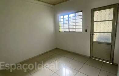 Imagem: A casa possui 3 Dormitórios, 2 Banheiros, 1 Vaga na garagem