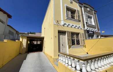 Imagem: A casa possui 2 Dormitórios, 2 Banheiros, 4 Vagas na garagem