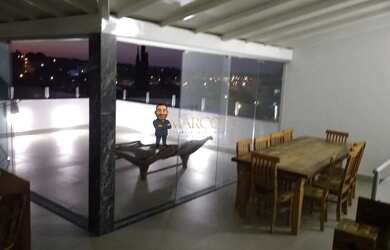 Imagem: A casa possui 4 Dormitórios, 3 Banheiros, 3 Vagas na garagem