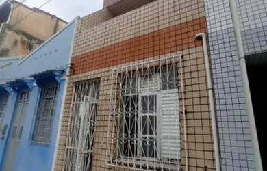 Imagem: A casa possui 2 Dormitórios, 2 Banheiros, Varanda e está