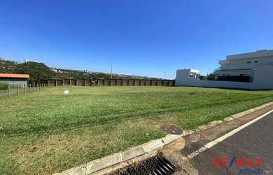 Imagem: O terreno possui 800m² de Área e está localizado em Bosque