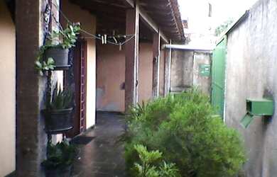 Imagem: A casa possui 3 Dormitórios, 2 Banheiros, 2 Vagas na garagem