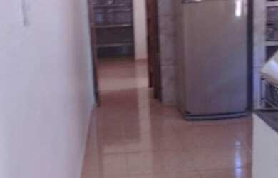 Imagem: A casa possui 1 Dormitório, 2 Banheiros, 2 Vagas na garagem