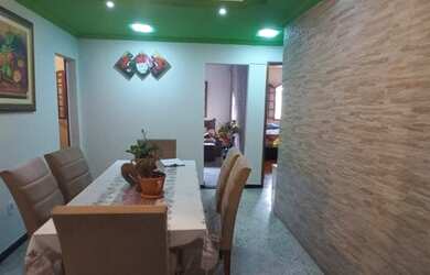 Imagem: A casa possui 3 Dormitórios, 2 Banheiros, 3 Vagas na garagem