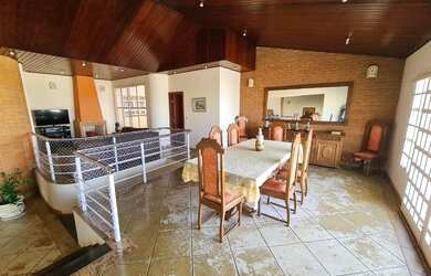 Imagem: A casa possui 3 Dormitórios, 3 Banheiros, 4 Vagas na garagem