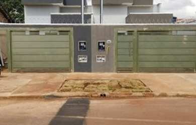 Imagem: A casa possui 3 Dormitórios, 2 Banheiros, 2 Vagas na garagem