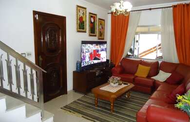 Imagem: A casa possui 4 Dormitórios, 3 Banheiros, 2 Vagas na garagem