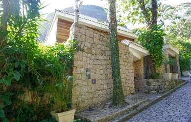 Imagem: A casa em condomínio possui 4 Dormitórios, 3 Banheiros, 220m²