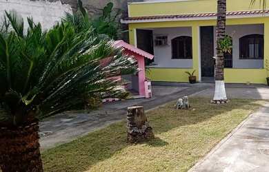 Imagem: A casa possui 3 Dormitórios, 2 Banheiros, 1 Vaga na garagem