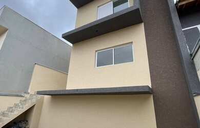 Imagem: A casa possui 3 Dormitórios, 3 Banheiros, 2 Vagas na garagem