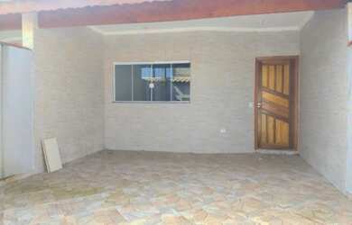 Imagem: A casa possui 3 Dormitórios, 1 Banheiro, 2 Vagas na garagem