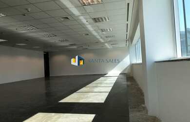 Imagem: O depósito possui 5 Vagas na garagem, 246m² de Área e está