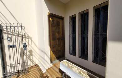 Imagem: A casa possui 4 Dormitórios, 3 Banheiros, 1 Vaga na garagem