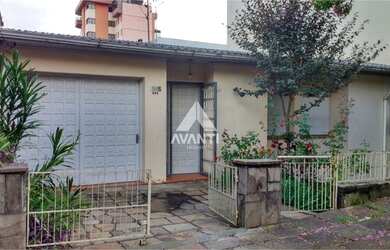 Imagem: A casa possui 3 Dormitórios, 1 Banheiro, 1 Vaga na garagem