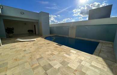 Imagem: A casa em condomínio possui 3 Dormitórios, 3 Banheiros, 301m²