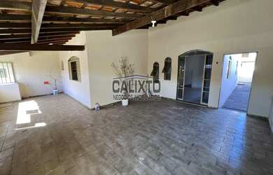 Imagem: A casa possui 4 Dormitórios, 2 Banheiros, 3 Vagas na garagem