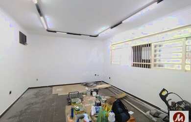 Imagem: O depósito possui 3 Vagas na garagem e 158m² de Área e está