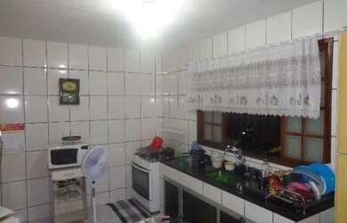 Imagem: A casa possui 3 Dormitórios, 3 Banheiros, 5 Vagas na garagem