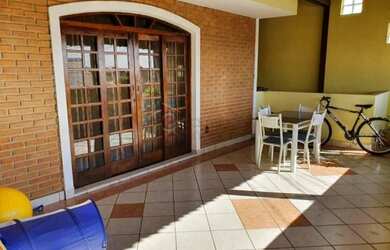 Imagem: A casa possui 3 Dormitórios, 2 Banheiros, 225m² de Área