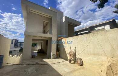 Imagem: A casa possui 3 Dormitórios, 2 Banheiros, 2 Vagas na garagem