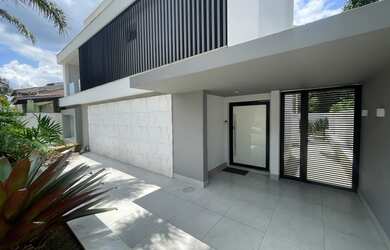 Imagem: A casa em condomínio possui 4 Dormitórios, 5 Banheiros, 2