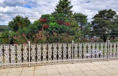 Imagem: A casa possui 3 Dormitórios, 3 Banheiros, 3 Vagas na garagem