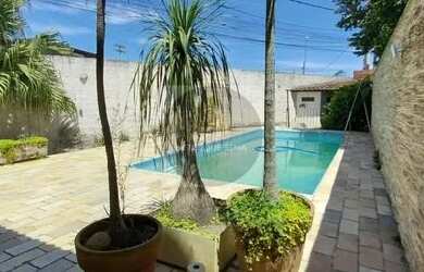 Imagem: A casa possui 2 Dormitórios, 2 Banheiros, 3 Vagas na garagem