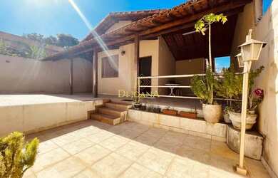 Imagem: A casa possui 4 Dormitórios, 3 Banheiros, 3 Vagas na garagem