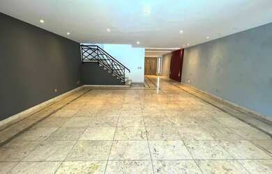 Imagem: A casa em condomínio possui 4 Dormitórios, 5 Banheiros, 3