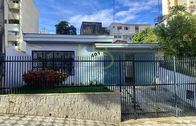 Imagem: A casa possui 2 Dormitórios, 2 Banheiros, 2 Vagas na garagem