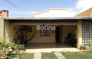 Imagem: A casa possui 3 Dormitórios, 2 Banheiros, 4 Vagas na garagem