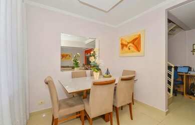 Imagem: A casa possui 4 Dormitórios, 3 Banheiros, 2 Vagas na garagem