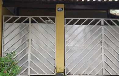 Imagem: A casa possui 2 Dormitórios, 1 Banheiro, 1 Vaga na garagem