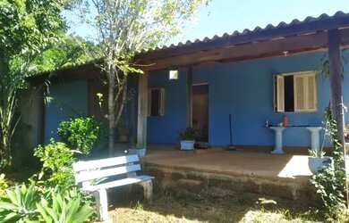 Imagem: A casa possui 2 Dormitórios, 1 Banheiro, 2 Vagas na garagem