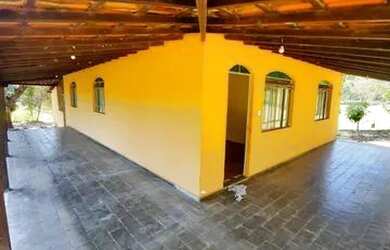 Imagem: A casa possui 5 Dormitórios, 2 Banheiros, 3 Vagas na garagem