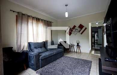 Imagem: A casa possui 3 Dormitórios, 4 Banheiros, 5 Vagas na garagem