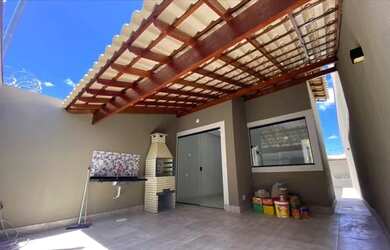 Imagem: A casa possui 3 Dormitórios, 1 Banheiro, 2 Vagas na garagem