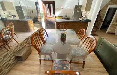 Imagem: A casa possui 4 Dormitórios, 3 Banheiros, 2 Vagas na garagem