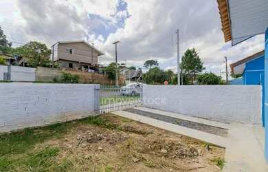 Imagem: A casa possui 2 Dormitórios, 1 Banheiro, 2 Vagas na garagem