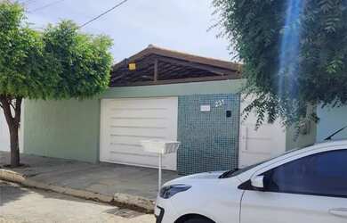 Imagem: A casa possui 3 Dormitórios, 2 Banheiros, 2 Vagas na garagem