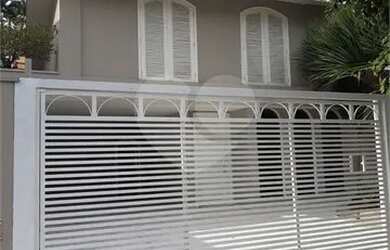 Imagem: A casa possui 4 Dormitórios, 5 Banheiros, 4 Vagas na garagem