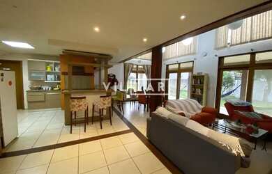 Imagem: A casa possui 3 Dormitórios, 3 Banheiros, 2 Vagas na garagem