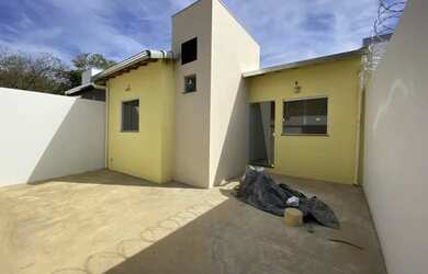 Imagem: A casa possui 2 Dormitórios, 1 Banheiro, 1 Vaga na garagem